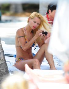 Michelle Hunziker - Beach Candids in Miami-i7l5evtky6.jpg