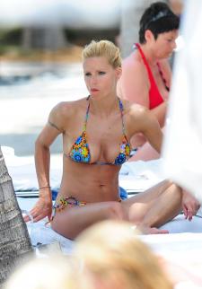 Michelle Hunziker - Beach Candids in Miami-j7l5evwy5l.jpg