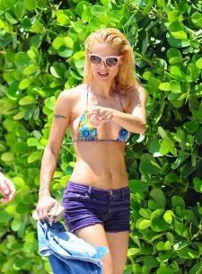 Michelle Hunziker - Beach Candids in Miami-27l5ewbsna.jpg