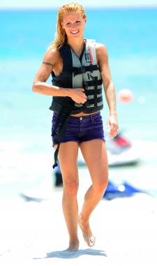 Michelle Hunziker - Beach Candids in Miami-57l5ew2qk2.jpg