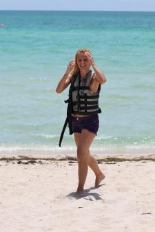 Michelle Hunziker - Beach Candids in Miami-c7l5ew6h5o.jpg