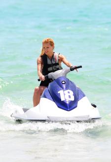 Michelle Hunziker - Beach Candids in Miami-n7l5ew8ege.jpg