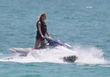 Michelle Hunziker - Beach Candids in Miami-g7l5ewulfy.jpg