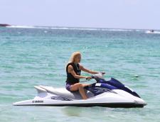 Michelle Hunziker - Beach Candids in Miami-w7l5exezpu.jpg