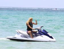 Michelle Hunziker - Beach Candids in Miami-f7l5exhlyv.jpg