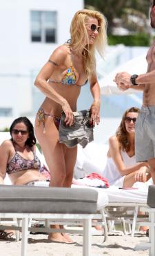 Michelle Hunziker - Beach Candids in Miami-67l5ex8bex.jpg