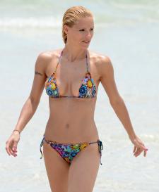 Michelle Hunziker - Beach Candids in Miami-g7l5exrtvp.jpg