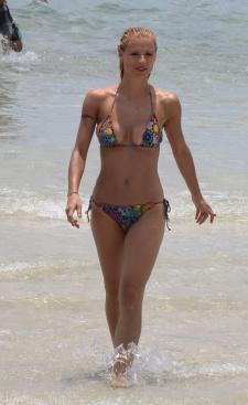 Michelle Hunziker - Beach Candids in Miami-17l5exwtjb.jpg