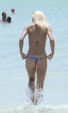 Michelle-Hunziker-Beach-Candids-in-Miami-37l5exxgn3.jpg