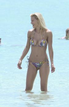 Michelle-Hunziker-Beach-Candids-in-Miami-57l5faa06l.jpg
