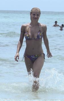 Michelle Hunziker - Beach Candids in Miamiu7l5fad4xt.jpg