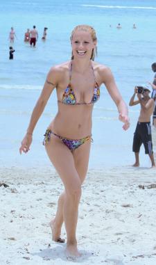 Michelle Hunziker - Beach Candids in Miami-r7l5fa1t7h.jpg