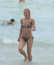 Michelle Hunziker - Beach Candids in Miami-v7l5fa6gey.jpg