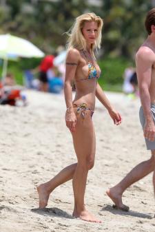 Michelle Hunziker - Beach Candids in Miami-j7l5falj06.jpg