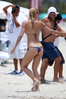 Michelle-Hunziker-Beach-Candids-in-Miami-47l5fawisu.jpg